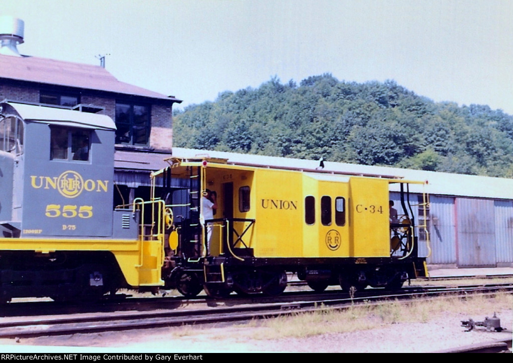 URR NW2 #555 & URR Caboose C-34